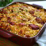 Um prato de arroz com carne e vegetais.