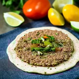 Pizza com carne e vegetais.
