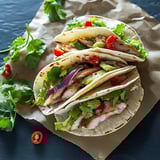 Tacos com carne e vegetais.