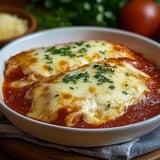 Um prato de macarrão com cebola e alho.