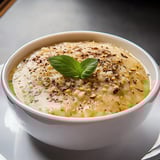 Um prato de sopa com ervas e grãos.