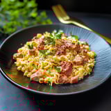 Macarrão com carne e vegetais.