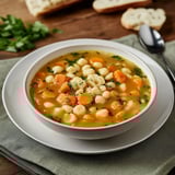 Um prato de sopa com caramelos e cebola.