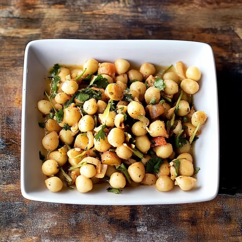 Um prato de legumes com cebola e alho.